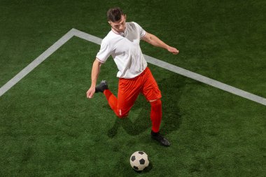 Futbol oyuncu mücadele top yeşil çimen arka plan üzerinde
