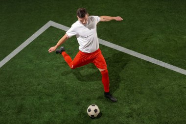 Futbol oyuncu mücadele top yeşil çimen arka plan üzerinde