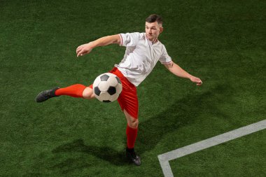 Futbol oyuncu mücadele top yeşil çimen arka plan üzerinde
