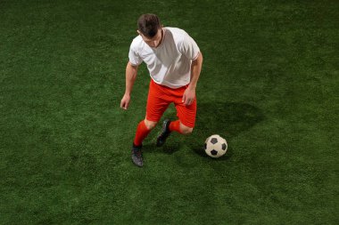 Futbol oyuncu mücadele top yeşil çimen arka plan üzerinde