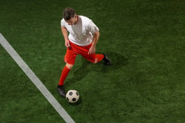 Futbol oyuncu mücadele top yeşil çimen arka plan üzerinde