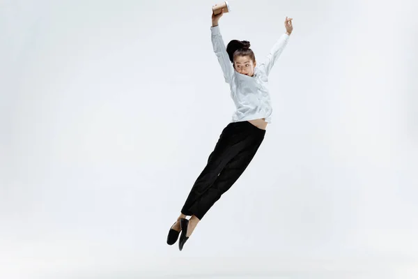 행복 한 비즈니스 우먼 춤과 미소 흰색 절연. — 스톡 사진