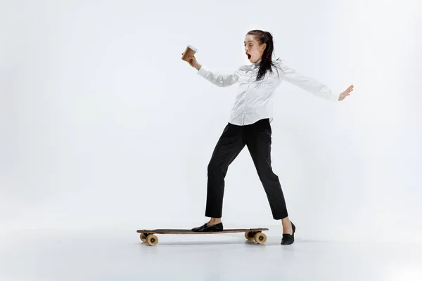 在白色背景上骑滑板的女商人 — 图库照片