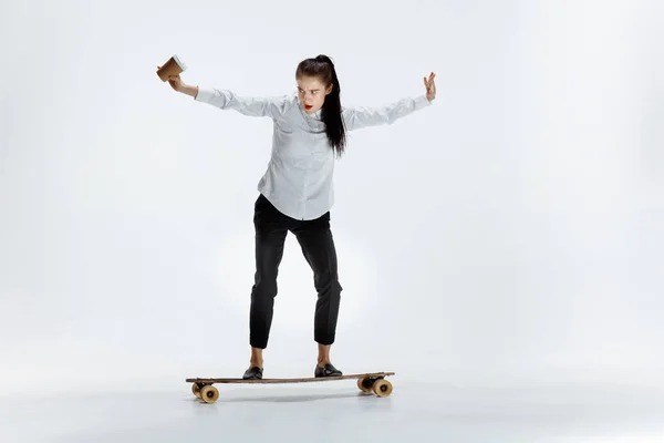 Zakenvrouw skate rijden op witte achtergrond — Stockfoto