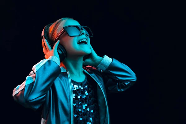 Mladá dívka se sluchátky na poslech hudby — Stock fotografie