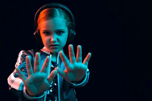 Mladá dívka se sluchátky na poslech hudby — Stock fotografie