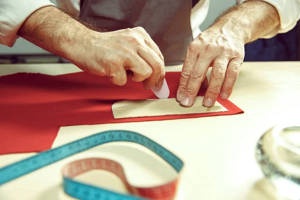 남성 재단사 테이블의 추적 직물 의류에 대 한 패턴을 만드는 손 — 스톡 사진