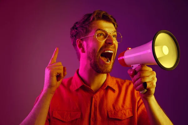 Homem fazendo anúncio com megafone — Fotografia de Stock