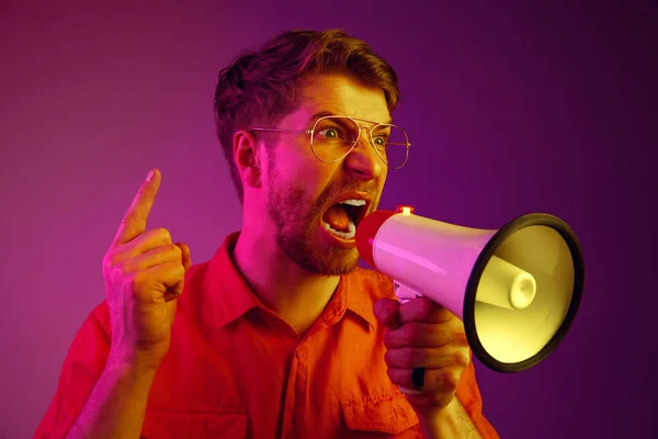 Homem fazendo anúncio com megafone — Fotografia de Stock