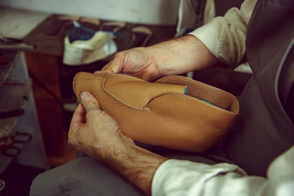 Oluşturma özel yapılmış ayakkabı süreci zevk. İşyeri ayakkabı tasarımcısı — Stok fotoğraf