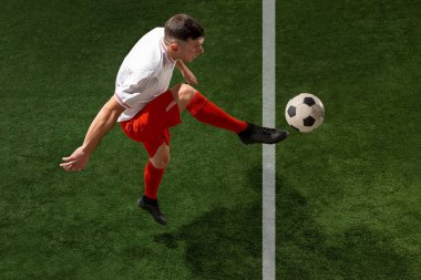 Futbol oyuncu mücadele top yeşil çimen arka plan üzerinde