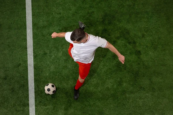 足球运动员在绿草背景下处理球 — 图库照片