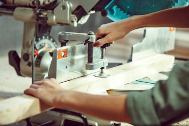 Ahşap özel Zimpara ile meşgul ve ciddi craftswoman.