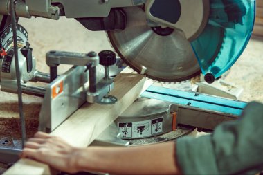 Ahşap özel Zimpara ile meşgul ve ciddi craftswoman.
