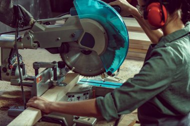 Ahşap özel Zimpara ile meşgul ve ciddi craftswoman.