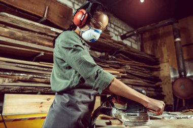 Ahşap özel Zimpara ile meşgul ve ciddi craftswoman.