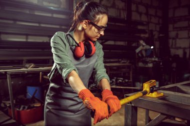 Ahşap özel Zimpara ile meşgul ve ciddi craftswoman.