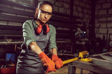 Ahşap özel Zimpara ile meşgul ve ciddi craftswoman.