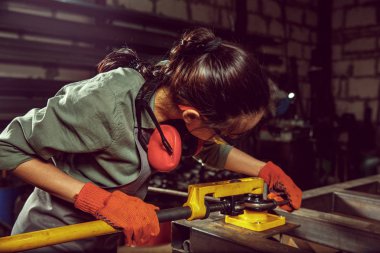 Ahşap özel Zimpara ile meşgul ve ciddi craftswoman.