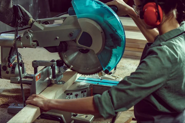 Απασχολημένος και σοβαρές craftswoman λείανσης ξύλα με ειδικό μηχάνημα. — Φωτογραφία Αρχείου