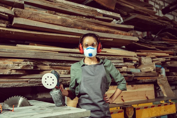 Ahşap özel Zimpara ile meşgul ve ciddi craftswoman.