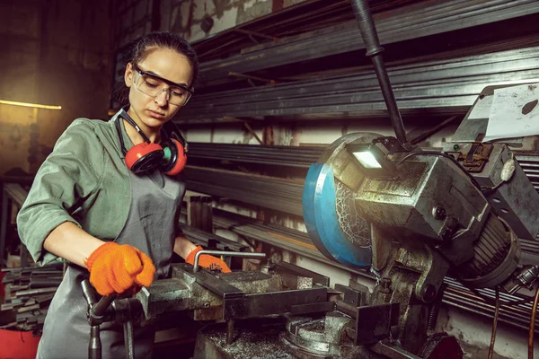 Ocupada y seria artesana moliendo maderas con máquina especial . — Foto de Stock