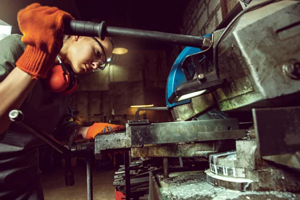 Ocupado e sério artesão moagem madeira com máquina especial . — Fotografia de Stock