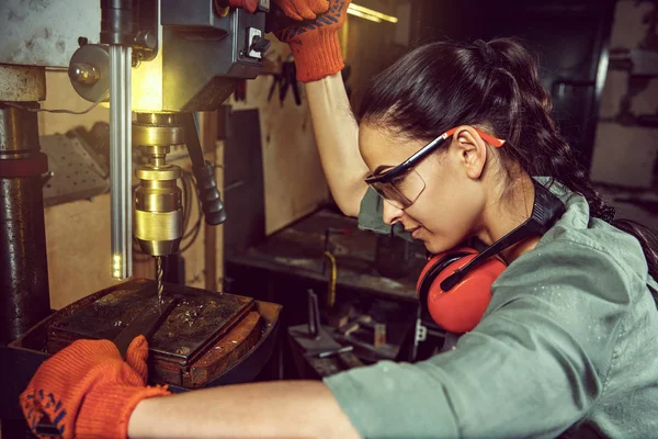 Ocupada y seria artesana moliendo maderas con máquina especial . — Foto de Stock