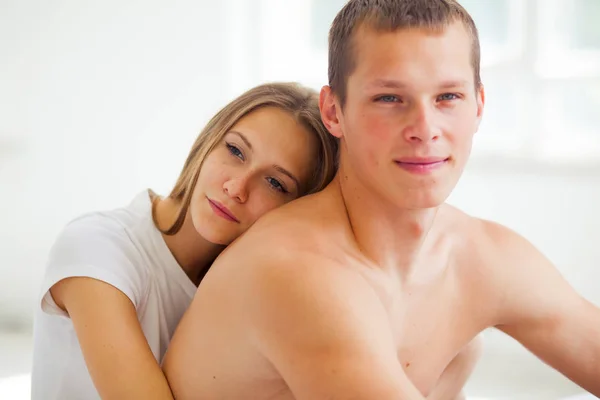 Estilo de vida. Belo casal na cama — Fotografia de Stock