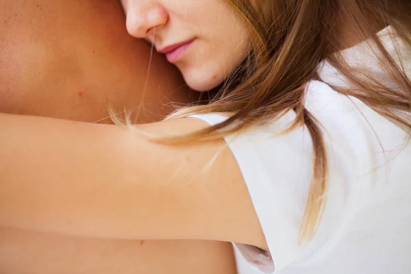 Estilo de vida. Hermosa pareja en la cama — Foto de Stock