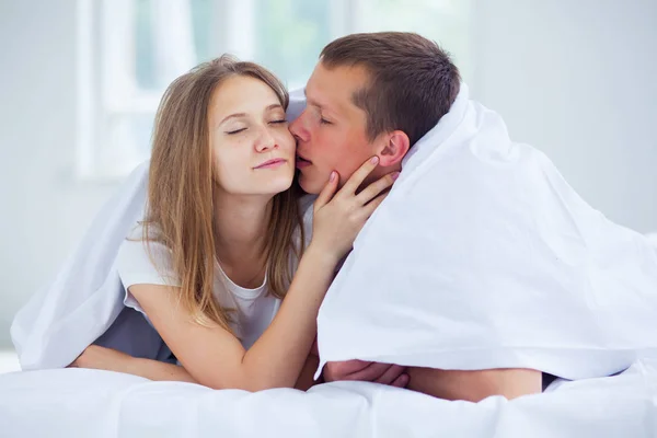 Estilo de vida. Hermosa pareja en la cama — Foto de Stock