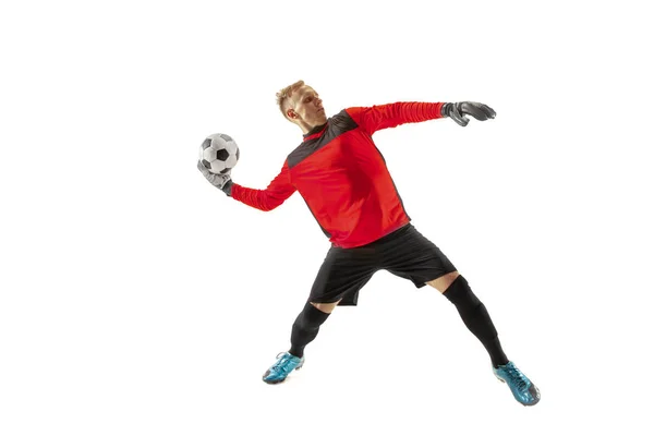 Один футболист вратарь бросает мяч — стоковое фото