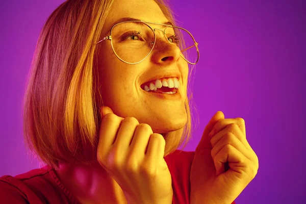 Happy obchodní žena stál a usmíval se pozadí neon. — Stock fotografie