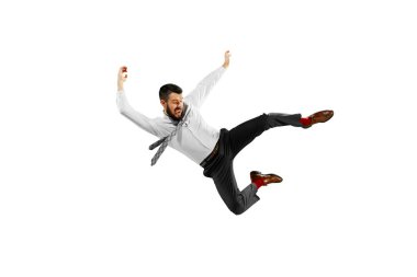 Tam uzunlukta atış beyaz arka plan üzerinde izole futbol oynayan genç işadamı