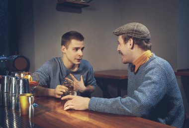 Sayaç pub bar oturma rahat kıyafetler içinde iki genç adam