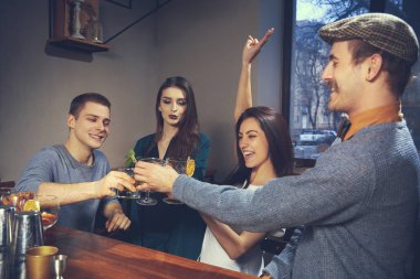 Fotoğraf çubuğunda neşeli arkadaşları birbirleriyle iletişim kurmak