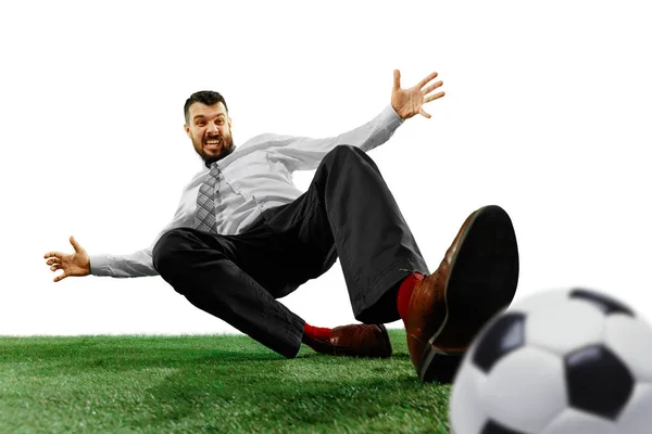 Largometraje de un joven empresario jugando al fútbol aislado sobre fondo blanco — Foto de Stock