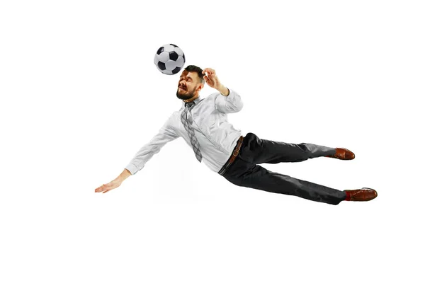 Celovečerní snímek mladý podnikatel hraje fotbal izolovaných na bílém pozadí — Stock fotografie