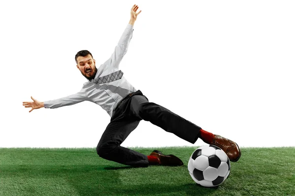 Πλήρες μήκος βολή του ένας νεαρός επιχειρηματίας που παίζει ποδόσφαιρο που απομονώνονται σε λευκό φόντο — Φωτογραφία Αρχείου