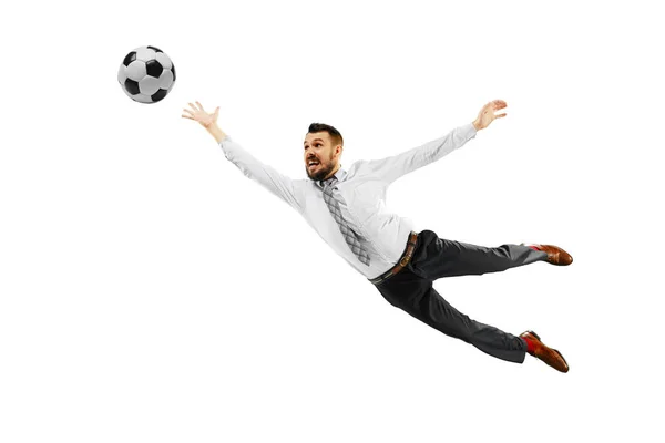 Filmagem completa de um jovem empresário jogando futebol isolado em fundo branco — Fotografia de Stock