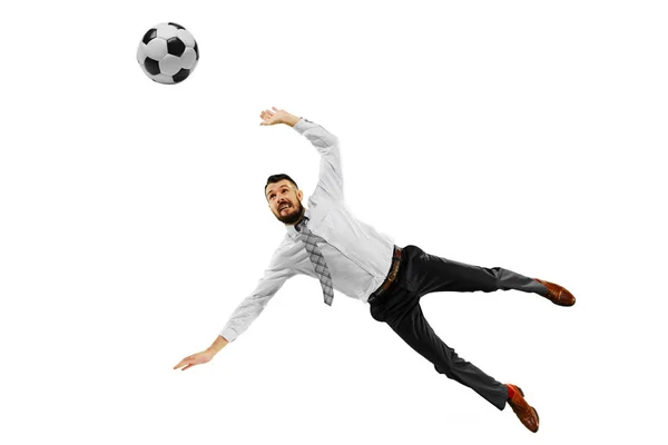 Filmagem completa de um jovem empresário jogando futebol isolado em fundo branco — Fotografia de Stock