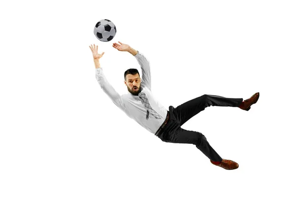 Полнометражный снимок молодого бизнесмена, играющего в футбол на белом фоне — стоковое фото