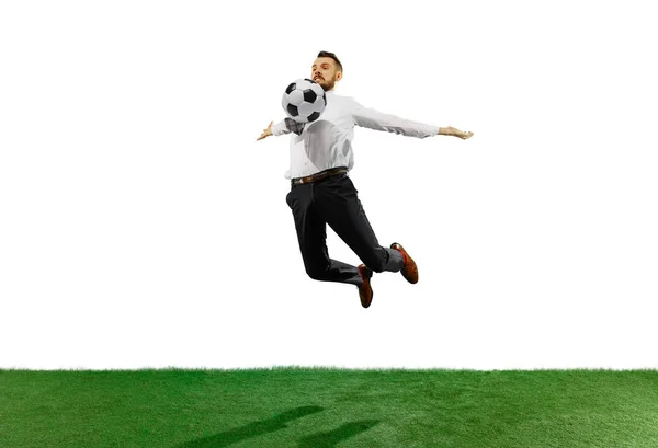 Volledige lengte shot van een jonge zakenman voetballen geïsoleerd op witte achtergrond — Stockfoto
