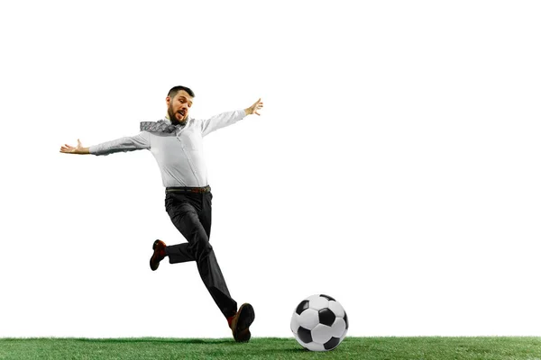 Volledige lengte shot van een jonge zakenman voetballen geïsoleerd op witte achtergrond — Stockfoto