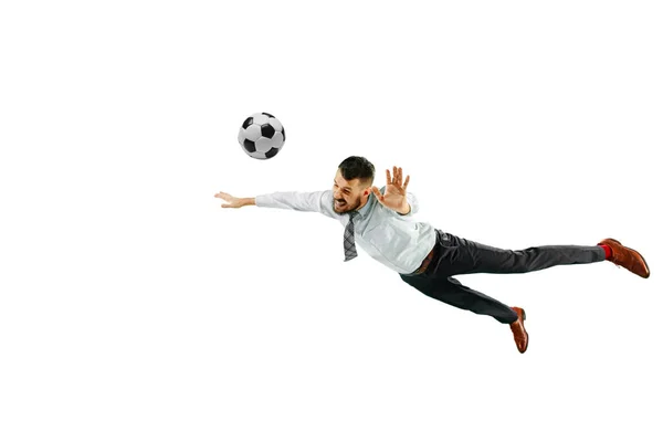 Largometraje de un joven empresario jugando al fútbol aislado sobre fondo blanco — Foto de Stock