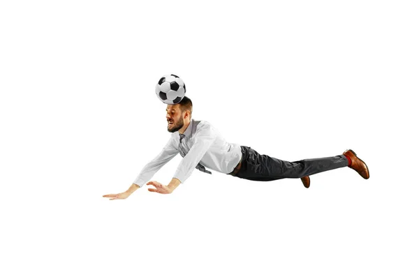 Повнометражний знімок молодого бізнесмена, який грає у футбол ізольовано на білому тлі — стокове фото