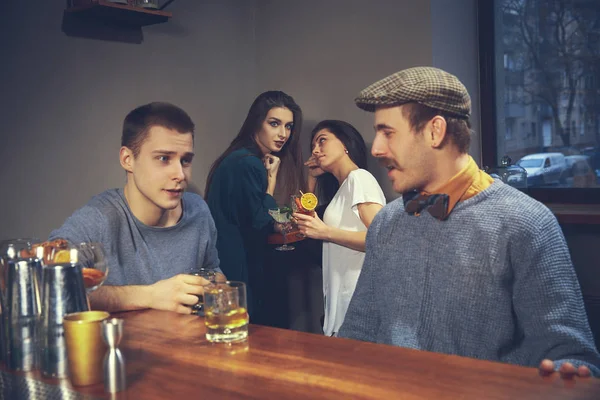 Due giovani uomini in abiti casual seduti al bancone del bar in pub — Foto Stock