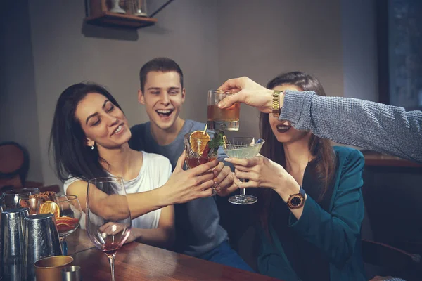 Фото радостных друзей в баре, общающихся друг с другом — стоковое фото