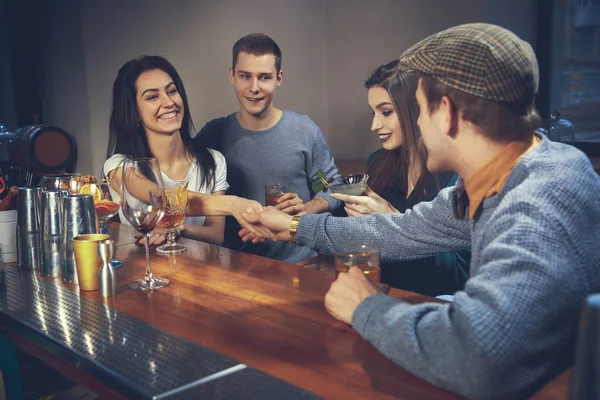 Foto av glada vänner i baren kommunicerar med varandra — Stockfoto