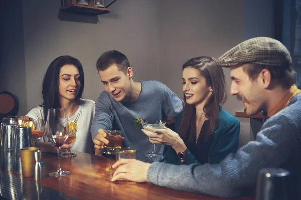 Foto de amigos alegres no bar comunicando uns com os outros — Fotografia de Stock